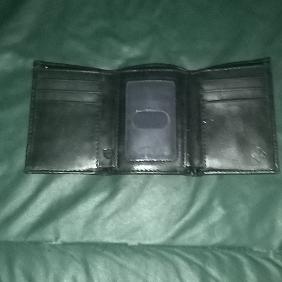 Brand New Columbia leather wallet.Retail $45. - Picture 3 of 4